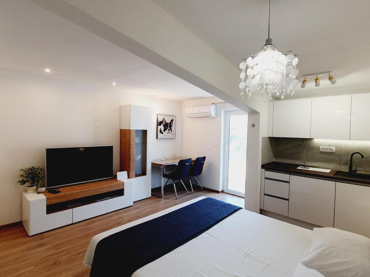 White House Apartments Dugi Rat Extérieur photo