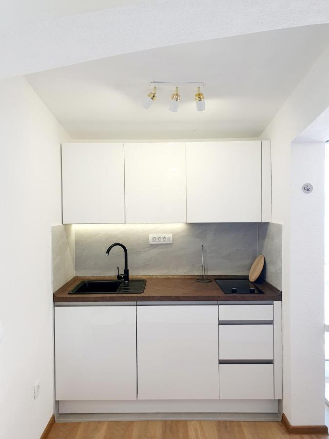 White House Apartments Dugi Rat Extérieur photo